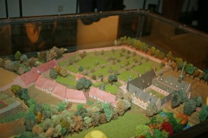 Maquette van het vroegere Wilhelmietenklooster, dat in 1944 werd verwoest. Het geboue linksboven is het nog bestaande poortgebouw.