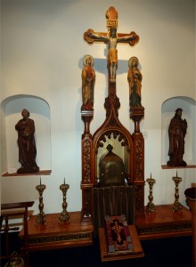 Bovendeel van altaar uit de kloosterkapel aan de Hoogstraat in Bergen op Zoom