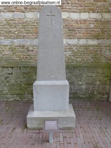 Een bescheiden monument herinnert aan de Lt. Colonel George Carleton , 33 jaar oud, “gesneuveld in de vesting Bergen op Zoom“.