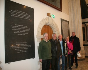 DE werkgroep poseert met terechte trots voor de herplaatste gedenkstenen
