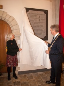 Mevr P. Andriessen, nazaat van JE van Gorkum onthult de tweede steen, bijgestaan door burg. Frank Petter