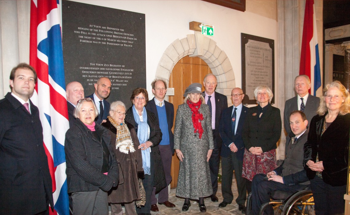 De nazaten van zowel George Carleton als Jan Egbert van Gorkum die aanwezig waren bij de ceremonie van de onthulling.