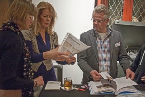 Nazaten van de vissersfamilie de Haas wilden na de lezing nog iets weten van Marc