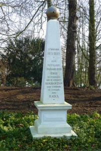 Het gedenknaaldje in het park herdenkt de stichting van de nieuwe Staat der Nederlanden op nagenoeg de plek waar enkele maanden later strijd gevoerd wordt om de Wouwsepoort te openen. kapitein de Bère wordt daarbij dodelijk gewond.