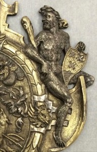 Detail van de plaquette in het Bargello museum in Florence waarop een van de wildemannen het Bergse stadswapen vasthoudt. De andere zijde toont de tweede wildeman met het wapen van Glymes