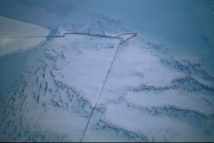 Een van de visweren in de Oosterschelde. De viskamer rechts ligt aan de rand van de zandplaat, en valt daardoor niet droog. De vis blijft in het water, en de visser kan de weer met zijn (plat)bodem rechtstreeks bereiken.