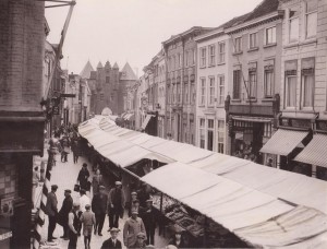 De weekmarkt in de Lievevrouwestraat. Is dit een eenmalige gebeurtenis, of kwam dit vaker voor?