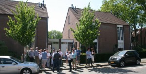 Door het tussenvoegen van een lage uitbouw verandert het aanzien van verder vergelijkbare woningen aanzienlijk