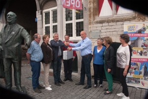 De officiële overhandiging aan voorzitter Ad Segers kan de goedkeuring van Anton van Duinkerken kennelijk wegdragen.