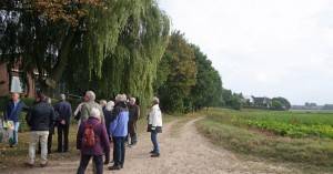 De bewoning houdt op waar de wal ophoudt en de (natte) polder begint