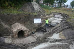 De mineursgang ligt niet eens zo ver onder het maaiveld. Via de trapvormige uitgraving konden bezoekers de gang van dichtbij bekijken