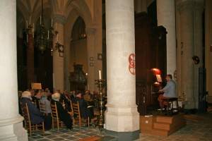 Janno den Engelsman bespeelt het Rogier-orgel voor een ademloos toeluisterend publiek