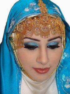 Een bruid uit Oman met traditionele sieraden