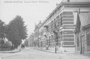 Deze foto met het wachthuis voor de ATB tram dateert van 1911. Dit gebouwtje is op de vorige foto niet aanwezig. 