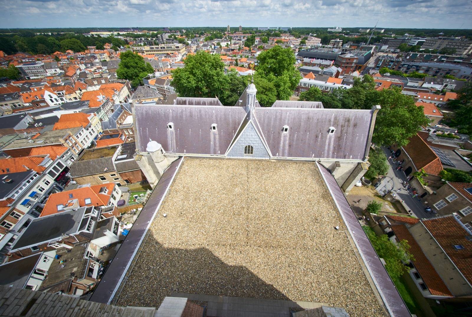 Waarom heeft de Gertrudiskerk een plat dak?